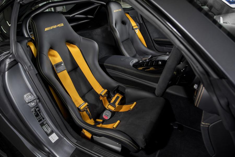 Интерьер Mercedes-AMG GT R (C190) 2019 года  (MY) (фото 3 из 21)